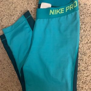 NIKE PRO CAPRI